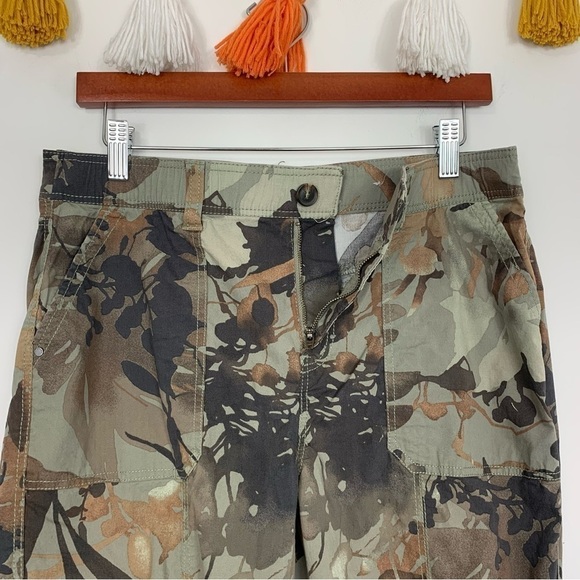 Chico's Printed Poplin Convertible Crop Cargo Pants Size 8 - Picture 7 of 13